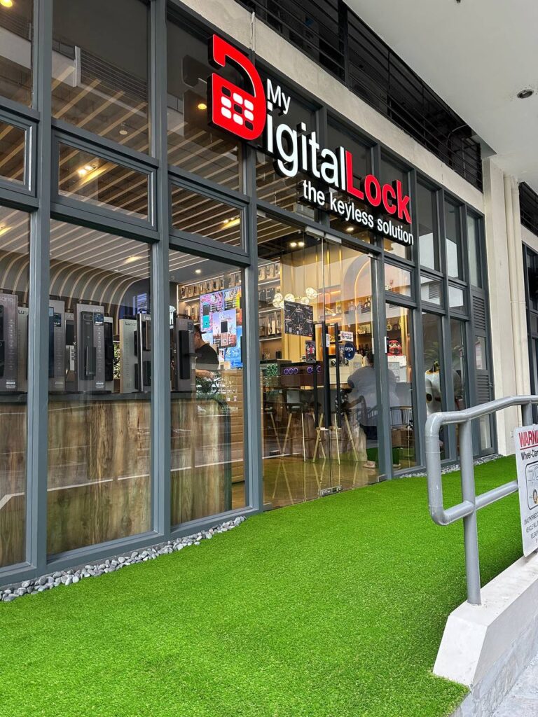 digital lock showroom grass 03
